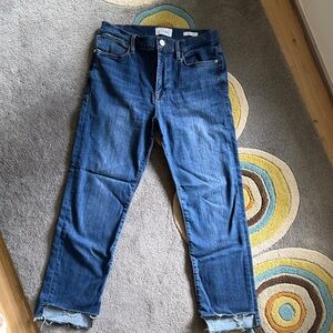 Frame Cropped Jeans with Frayed step Hem